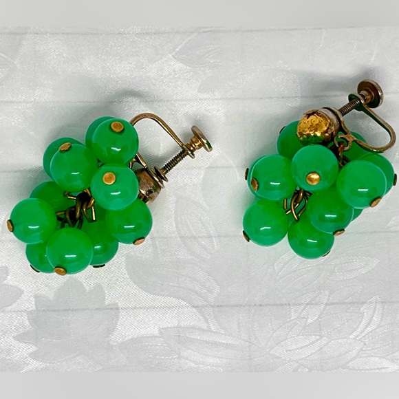 Vintage Mid-Century Green Glass Grape Cluster earrings. - Picture 2 of 3